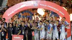 Para pemain Port FC mengangkat Piala Presiden 2025 usai berhasil mengalahkan Oxford United 2-1 di partai final yang berlangsung di Stadion Si Jalak Harupat, Kabupaten Bandung, pada Minggu (13/7/2025) malam WIB. (Bola.com/Bagaskara Lazuardi)