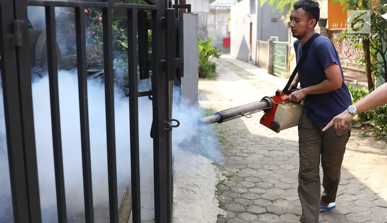 Warga melakukan pengasapan atau fogging di kawasan Kukusan, Depok, Jawa Barat, Senin (3/9). Pengasapan dilakukan guna mengurangi risiko penyakit demam berdarah akibat gigitan nyamuk aedes aegypti. (Liputan6.com/Immanuel Antonius)