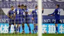 Gelandang Leicester City, Youri Tielemans (kiri) berselebrasi usai mencetak gol ke gawang Manchester United pada pertandingan perempat final Piala FA di Stadion King Power, Inggris, Senin (22/3/2021). Leicester City menang atas MU 3-1. (AP Photo/Ian Walton, Pool)