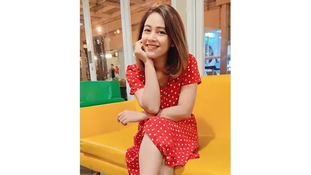 Meski sudah menjadi istri dan ibu rumah tangga, penampilan Eky semakin memesona.