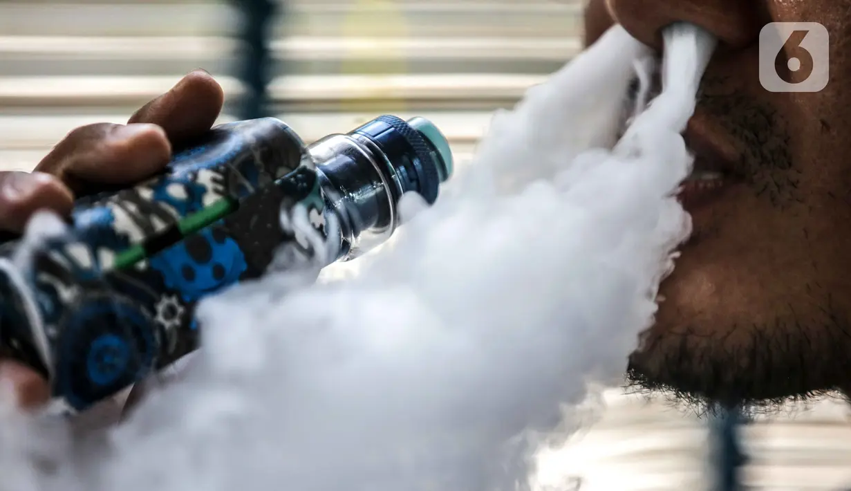 Seorang pria menggunakan vape atau rokok elektronik di kawasan Bundaran HI, Jakarta, Selasa (12/11/2019). Pemerintah melalui BPOM mengusulkan pelarangan penggunaan rokok elektrik dan vape di Indonesia, salah satu usulannya melalui revisi PP Nomor 109 Tahun 2012. (Liputan6.com/Faizal Fanani)
