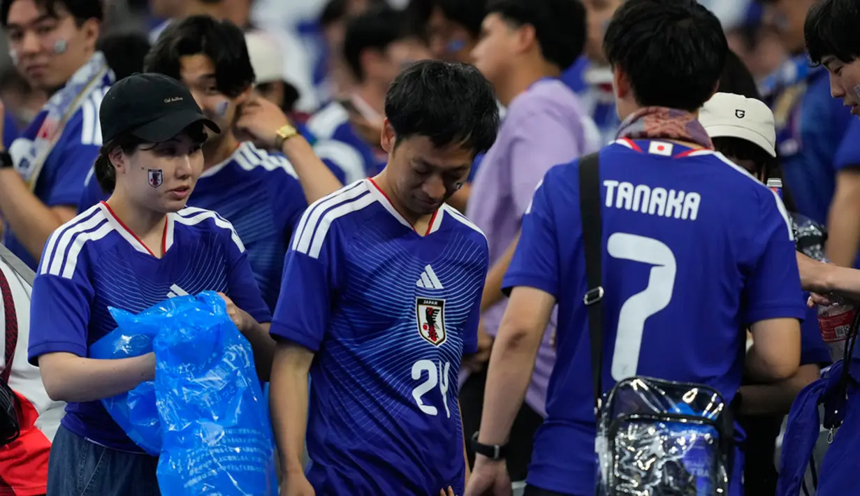 Bagi masyarakat Jepang, menjaga kebersihan bukanlah tugas petugas kebersihan stadion semata, melainkan tanggung jawab moral setiap individu yang hadir di tempat tersebut. (AP Photo/Jessica Tobias)