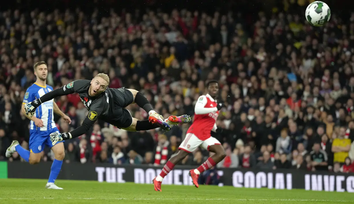 The Gunners memimpin lebih dahulu pada menit ke-20 lewat gol Eddie Nketiah. Ia berhasil memanfaatkan umpan Reiss Nelson untuk menaklukkan kiper pelapis Brighton, Jason Steele lewat sebuah tendangan first time dari dalam kotak penalti. (AP/Kirsty Wigglesworth)