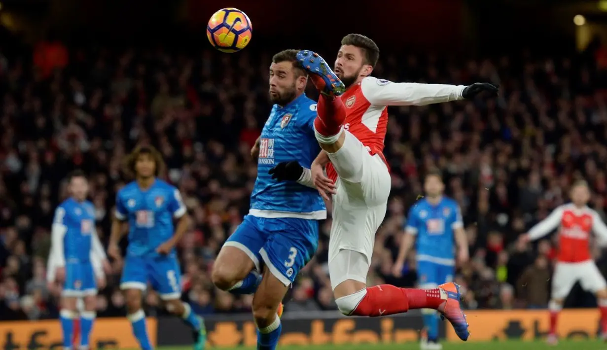 Striker Arsenal, Olivier Giroud (kanan), berebut bola dengan pemain AFC Bournemouth, Steve Cook, dalam laga pekan ke-13 Premier League 2016-2017 di Stadion Emirates, Minggu (27/11/2016). (Action Images via Reuters/Tony O'Brien)