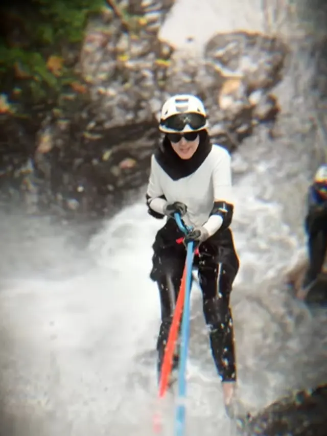 Potret Alya Nabila Istri Gunawan Dwi Cahyo saat Canyoneering di Air Terjun