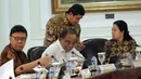 Menko Pembangunan Manusia dan Kebudayaan, Puan Maharani bersama para menteri saat Sidang Kabinet Paripurna di Kantor Presiden, Istana Kepresidenan, Jakarta, Rabu (4/2/2015). (Liputan6.com/Faizal Fanani)