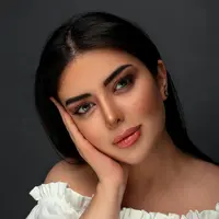 Gaya makeup bold menunjukkan fitur wajah dengan jelas dan tegas. (Foto: Pexels/Ahmd Salamat)