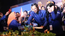 Ketum Partai Demokrat  Agus Harimurti Yudhoyono didamping istri Annisa Pohan memotong tumpeng usai terpilih secara aklamasi saat Kongres V Partai Demokrat di JCC, Jakarta, Minggu (15/3/2020). AHY menggantikan Susilo Bambang Yudhoyono menjadi ketum partai. (Liputan6.com/Angga Yuniar)