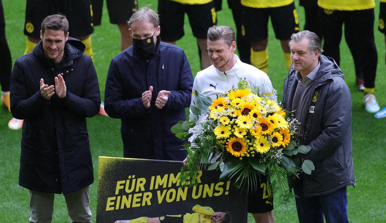 Lukasz Piszczek. Bek Polandia berusia 36 tahun ini telah memperkuat Borussia Dortmund selama 11 musim hingga musim lalu. Ia memutuskan pindah ke klub masa kecilnya, Goczalkowice-Zdroj, dimana ia memulai karier dan dilatih sang ayah saat berusia 7-8 tahun. (Foto: AFP/Pool/Friedemann Vogel)
