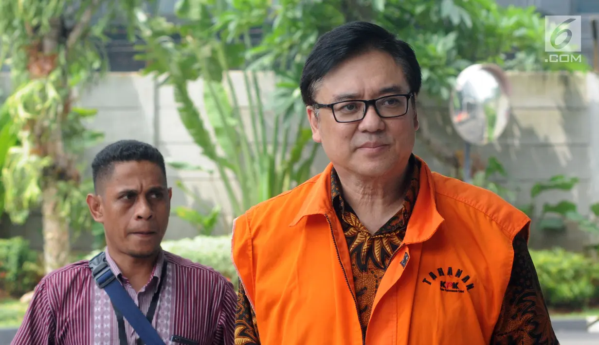 Direktur Operasional Lippo Group Billy Sindoro (kanan) tiba di Gedung KPK, Jakarta, Selasa (4/12). Billy akan menjalani pemeriksaan lanjutan oleh penyidik KPK. (Merdeka.com/Dwi Narwoko)