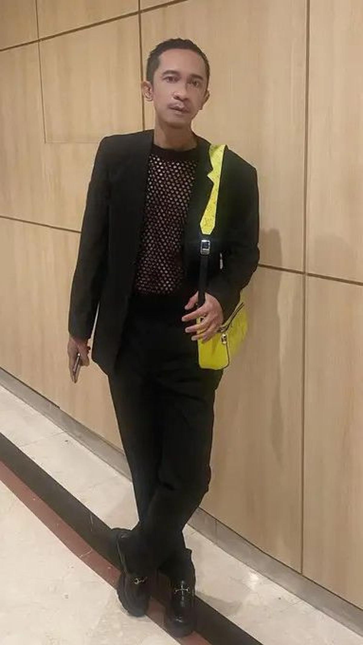 Dalam OOTD serba hitam