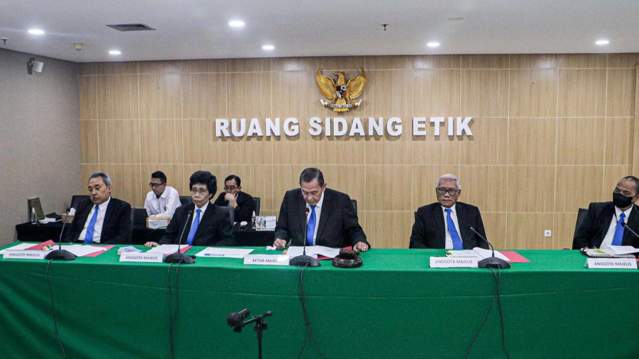 Dewan Pengawas Komisi Pemberantasan Korupsi (Dewas KPK) tetap menggelar sidang putusan atas kasus dugaan pelanggaran kode etik pada ketua nonaktif KPK Firli Bahuri, meskipun yang bersangkutan tak hadir di tengah persidangan, Jakarta, Rabu (27/12/2023).