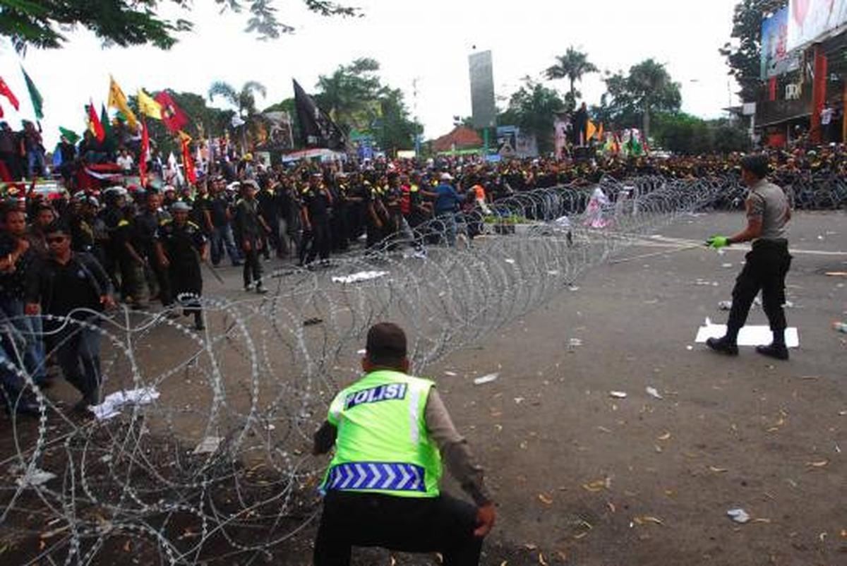 Dipasang kawat berduri, ratusan massa marah dengan polisi