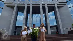 Aktivis Koalisi Anti Mafia Hutan yang merupakan gabungan dari sejumlah LSM melakukan aksi teatrikal 'Pengaduan Penghuni Hutan' di depan Gedung Komisi Yudisial (KY), Jakarta, Jumat (8/1). (Liputan6/JohanTallo)