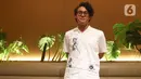 Penyanyi Ardhito Pramono berpose seusai rilis album perdana di kawasan Senopati, Jakarta, Rabu (13/7/2022). Ardhito Pramono tampil keren mengenakan kemaja berwarna putih dan celana hitam saat rilis album full perdana Wijayakusuma. (Liputan6.com/Herman Zakharia)