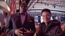 Baim Wong juga berkesempatan mewawancarai pemain legenda NBA, Sam Perkins. Bagi para pencinta basket, pertandingan NBA disiarkan secara eksklusif di Vidio.com.