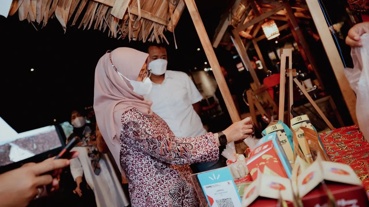 Bupati Ipuk Fiestiandani tinjau lapak kopi di acara Banyuwangi Coffee Week Festival. (Istimewa)