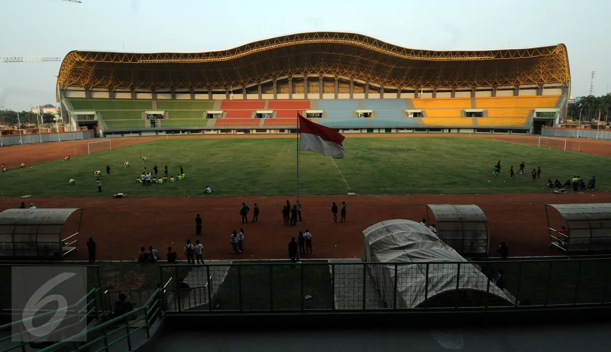 Sebuah laga uji coba antara Persipasi Bandung Raya (PBR) melawan Bekasi Putra digelar di Stadion Patriot, Bekasi, Selasa (25/8/2015). Sejak 23 April 2015 lalu, pembangunan Stadion Patriot kembali dilanjutkan. (Liputan6.com/Helmi Fithriansyah)