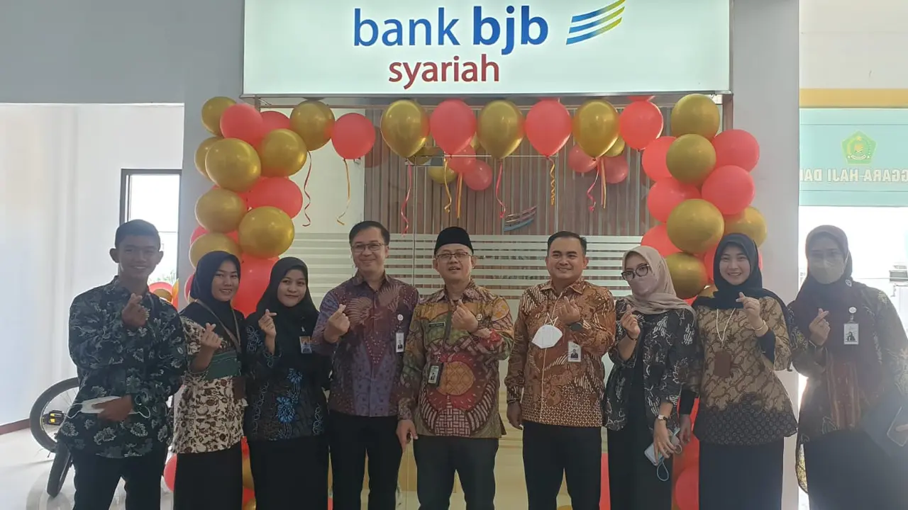 Kepala Kemenag Garut Cece Hidayat dan Pemimpin Divisi Dana Jasa Ritel BJB Syariah Asep Saripudin, di sela-sela pembukaan kantor kas cabang pembantu Kantor Kemenag Garut, Rabu (10/8/2022). (Liputan6.com/Jayadi Supriadin)