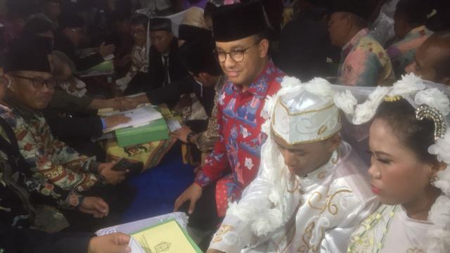 Gubernur DKI Anies Baswedan menjadi saksi dalam nikah massal di Thamrin. (Liputan6.com/Delvira Chaerani Hutabarat)