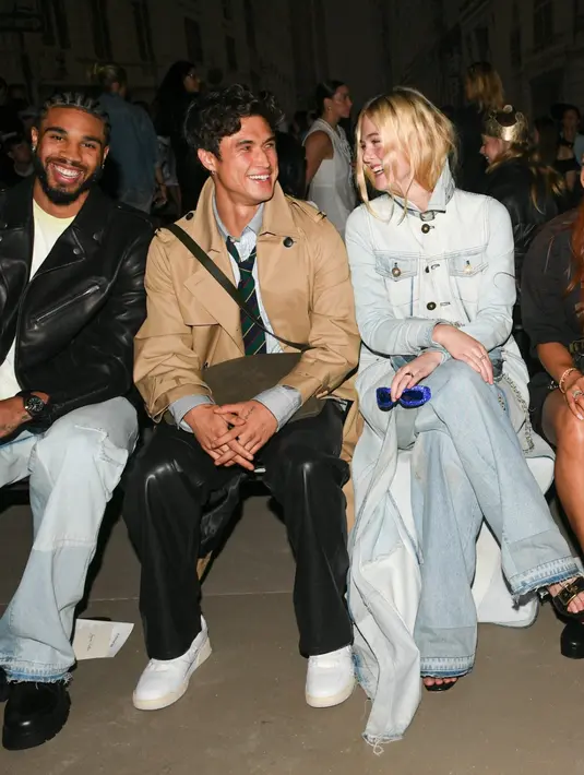 <p>Aktris Korea Selatan Chae Soo-bin tampil menawan dengan knit dress cokelat yang hangat sekaligus stylish. Ia melengkapi penampilannya dengan tas bahu Coach berwarna hitam, menciptakan kombinasi sederhana namun refined.</p>