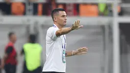 Pelatih Persija Jakarta, Carlos Pena, memberikan arahan kepada anak asuhnya saat melawan Barito Putra pada laga BRI Liga 1 2024/2025 di Jakarta International Stadium, Sabtu (10/8/2024). Berkat hasil ini, Persija pun bersaing di papan atas klasemen bersama dua tim unggulan lainnya, yakni Persib Bandung dan PSM Makassar yang sama-sama meraih kemenangan dengan skor besar. 
(Bola.com/Abdul Aziz)