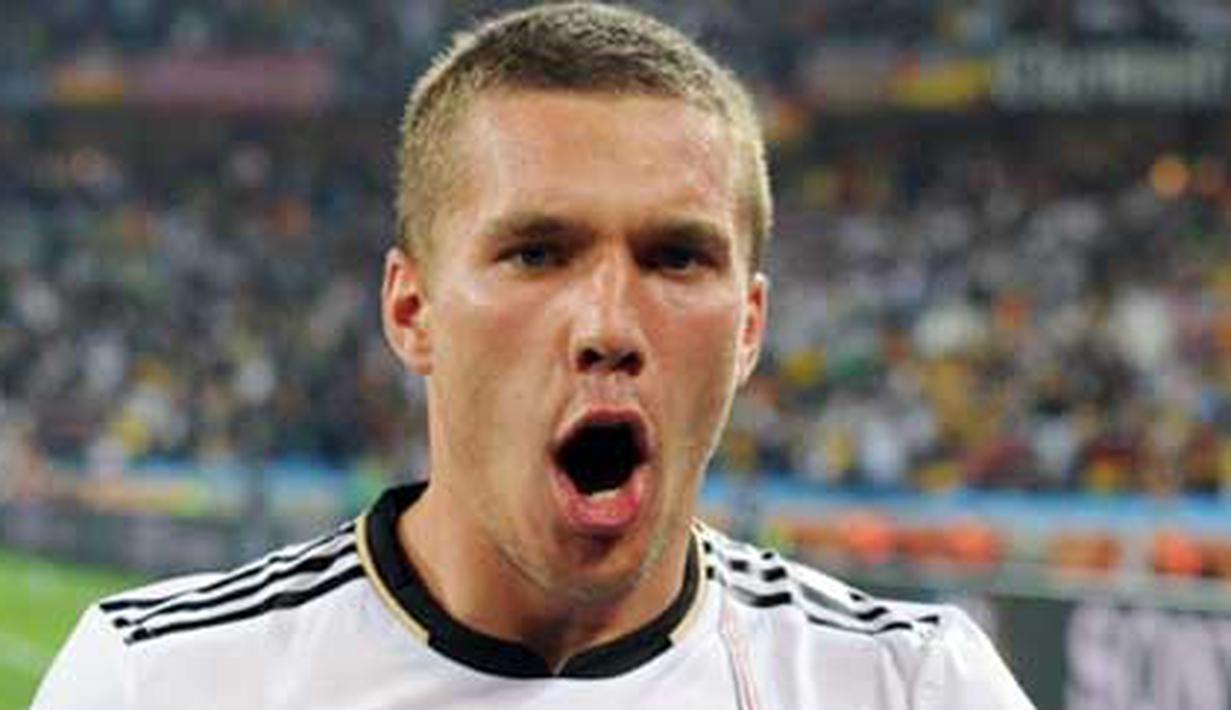 Selebrasi gol striker Jerman Lukas Podolski ke gawang Australia di penyisihan Grup D PD 2010 di Moses Mabhida Stadium, Durban, 13 Juni 2010. Jerman unggul 4-0. AFP PHOTO / CARL DE SOUZA 