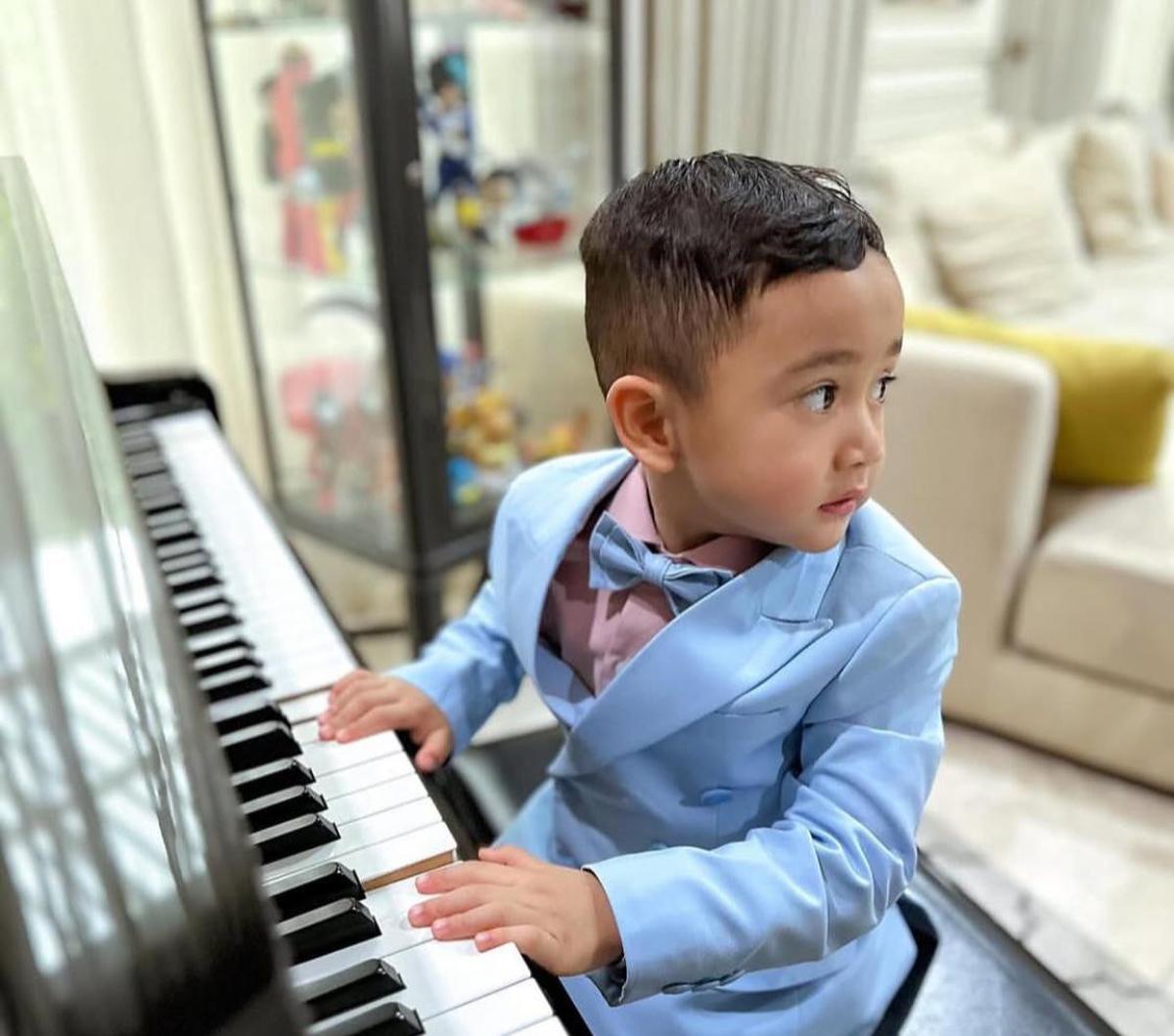 Transformasi Rayyanza Main Piano, Dulu Main Piano Pakai Popok, Kini Tampil Elegan dengan Jas