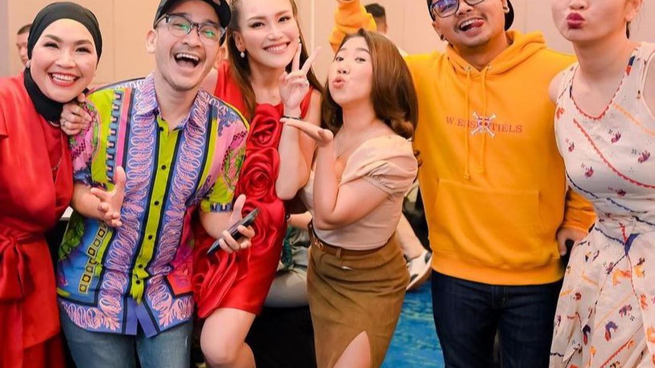 Ini deretan rekan artis yang hadir pada acara ulang tahun Ayu Ting Ting. Selain itu, tampak Iis Dahlia dan Roby Purba juga terlihat hadir merayakan ulang tahun pelantun lagu Sambalado ini.