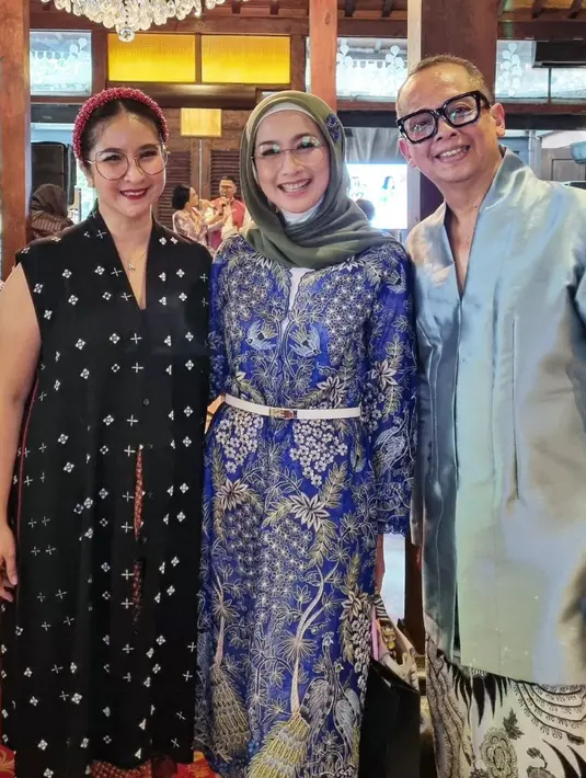 Artis cantik, Desy Ratnasari juga hadir di acara tersebut. Pesona pelantun tembang 'Tenda Biru' itu sukses mencuri perhatian. Tampil simple nan elegan dengan tunik batik berwarna biru. [@novitaangie]