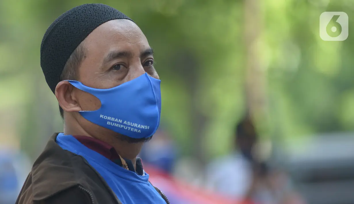 Nasabah Bumiputera melakukan aksi unjuk rasa Asuransi Jiwa Bersama (AJB) Bumiputera di depan kantor Wisma Bumiputera, Jakarta, Rabu (21/10/2020). Para korban gagal bayar AJB Bumiputera  menuntut kejelasan untuk polis dibayar. (merdeka.com/Imam Buhori)