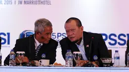 Ketua Umum PSSI 2011-2015, Djohar Arifin Husin (kiri) berbincang dengan La Nyalla Mattalitti saat Kongres Luar Biasa PSSI 2015 di Surabaya, (18/4/2015). Kongres menetapkan La Nyalla sebagai Ketua Umum PSSI 2015-2019. (Liputan6.com/Helmi Fithriansyah)
