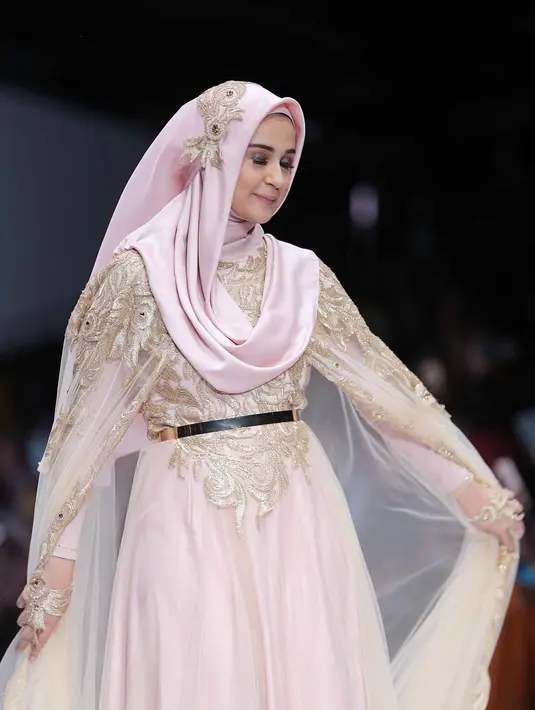 Istri Teuku Wisnu menjadi model dalam peragaan busana muslim di JFW. Shireen Sungkar tampil cantik dengan gaun muslim rancangan Qonita Gholib. (Deki Prayoga/Bintang.com)