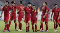 Pemain Timnas Indonesia, Stefano Lilipaly, berdiskusi dengan Riko Simanjuntak usai melawan Filipina pada laga Piala AFF 2018 di SUGBK, Jakarta, Minggu (25/11). Kedua negara bermain imbang 0-0. (Bola.com/M. Iqbal Ichsan)