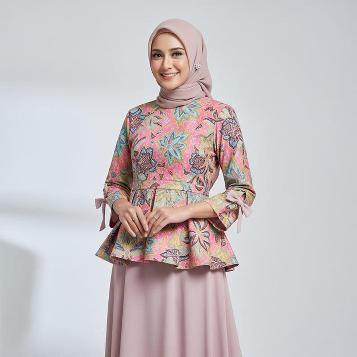 10 Model Baju Gamis Batik Ibu Ibu Terbaru, Ini Padu Padan yang Bikin Terlihat Muda di 2025