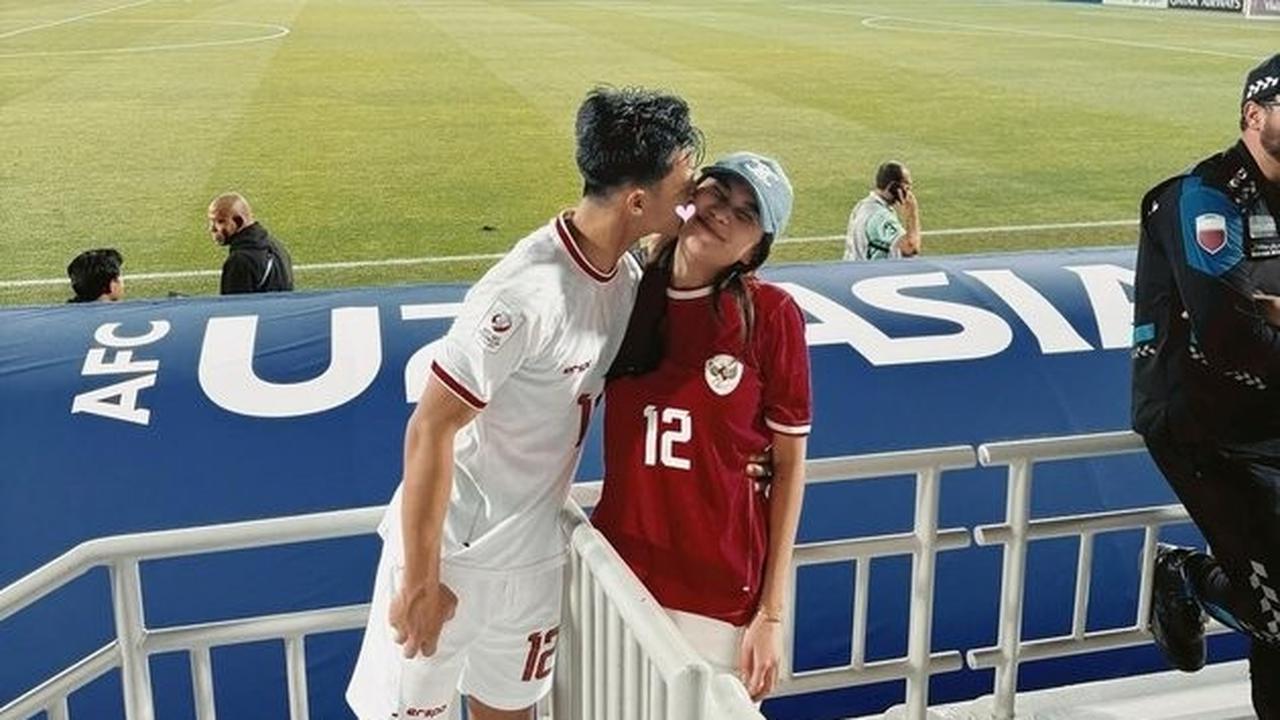 "Yang saya dapat buktinya ya cuma bukti-bukti chat sama foto ke (Salim) dan dia nyimpan foto (Azizah) lumayan banyak juga. Kirim-kirim emot love, gitu-gitu lah kak," kata pratama Arhan.