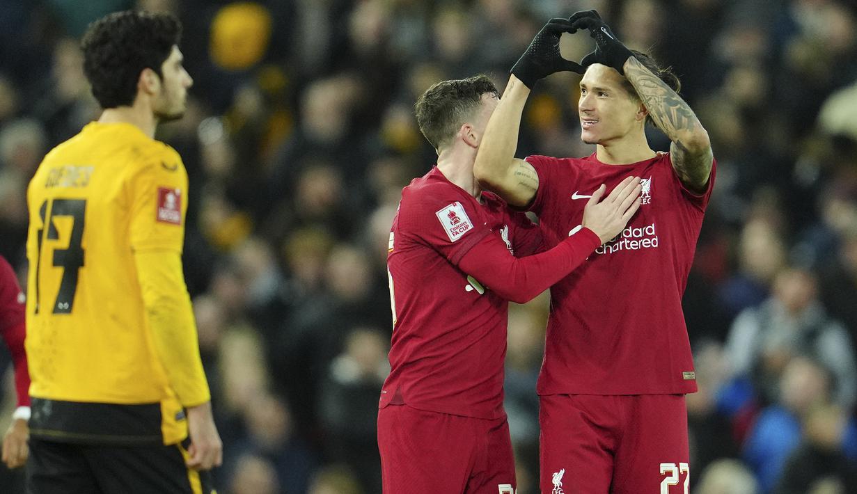 Liverpool mampu menyamakan skor 1-1 pada menit ke-40. Darwin Nunez berhasil menyambar umpan yang dikirimkan Trent Alexander-Arnold lewat sontekan yang tak mampu dijangkau Matija Sarkic. Skor 1-1 bertahan hingga babak pertama usai. (AP Photo/Jon Super)