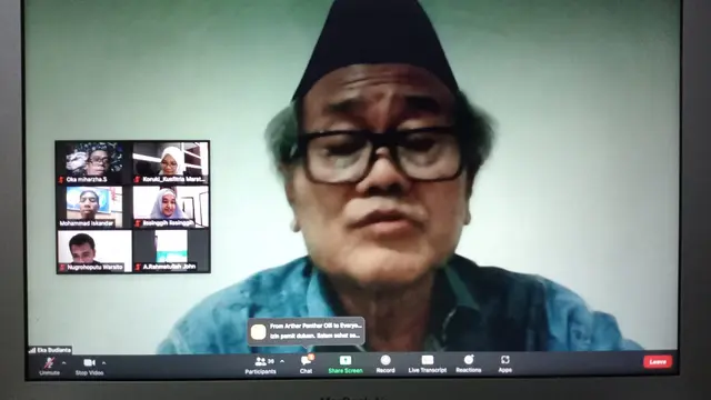 Eka Budianta berbincang tentang sejarah Demak saat pengumuman penulis terpilih antologi puisi 'Manuskrip Bintoro', Rabu (27/10/2021) (Foto:Liputan6.com/KusfitriaMarstyasih)