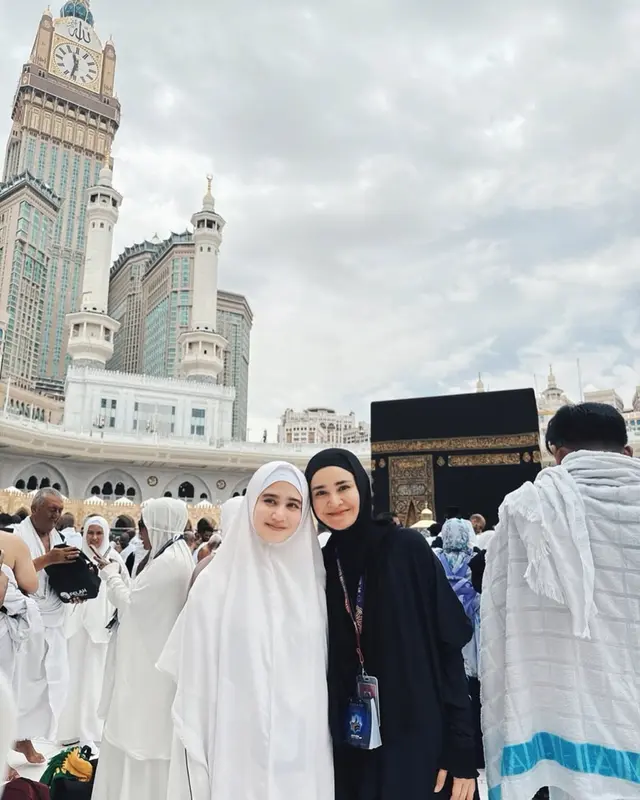 Potret bahagia 7 seleb merayakan Lebaran 2025 di Tanah Suci, Bella Saphira tampil anggun berhijab