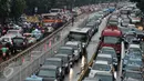 Kepadatan kendaraan dari arah Kuningan menuju Ragunan dan arah sebaliknya di Jalan Mampang Prapatan, Jakarta, Selasa (11/10). Pasca diguyur hujan, sejumlah ruas jalan di jakarta mengalami kepadatan. (Liputan6.com/Yoppy Renato)