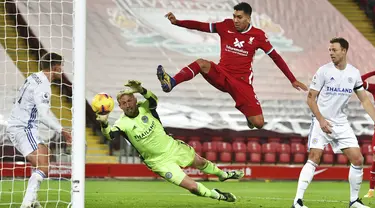 Pemain Liverpool Roberto Firmino (tengah) melewatkan kesempatan saat menghadapi Leicester City pada pertandingan Liga Premier Inggris di Stadion Anfield, Liverpool, Inggris, Minggu (22/11/2020). Liverpool menang 3-0. (Peter Powell/Pool via AP)