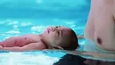 Andien mengenalkan buah hatinya pertama kali dalam kolam renang. Dengan dipandu oleh pembimbing, yang juga memberikan training aquarobic saat Andien sedang hamil anak pertamanya. (Instagram/andienippekawa)