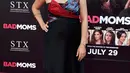 Aktris Mila Kunis berpose saat menghadiri pemutaran film perdana "Bad Moms" di Westwood, California, AS, (26/7). Istri dari aktor hollywood Ahston Kutcher itu tengah menantikan adik dari anak pertamanya, Wyatt Isabelle. (AFP PHOTO/VALERIE MACON)
