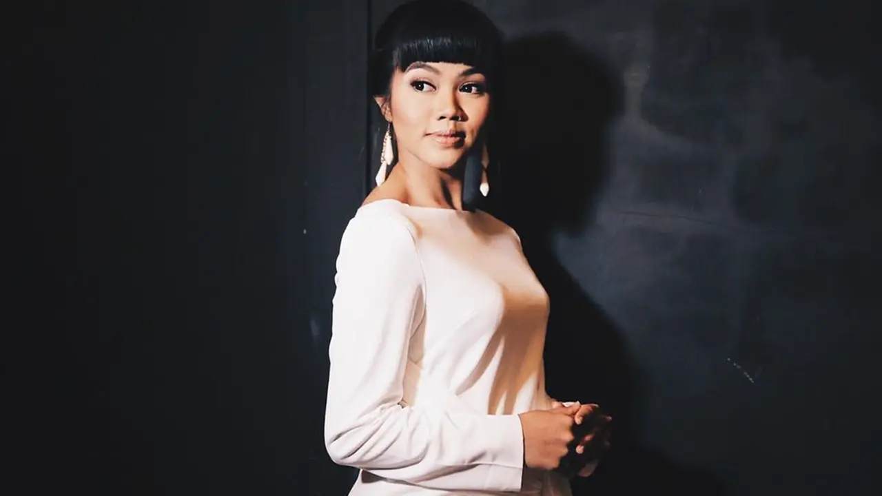 FOTO: Gaya Yura Yunita saat Pakai Gaun Berwarna Putih, Memesona