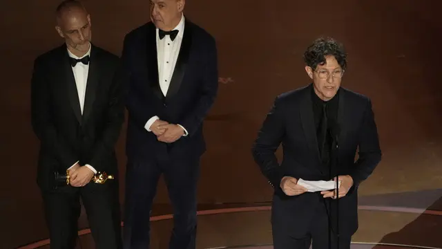 James Wilson, Leonard Blavatnik, dan onathan Glazer di Piala Oscar 2024.  (AP Photo/Chris Pizzello)