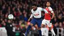 Bek Tottenham, Danny Rose, membuang bola saat melawan Arsenal pada laga perempat final Piala Liga di Stadion Emirates, London, Rabu (19/12). Arsenal kalah 0-2 dari Tottenham. (AFP/Ben Stansall)