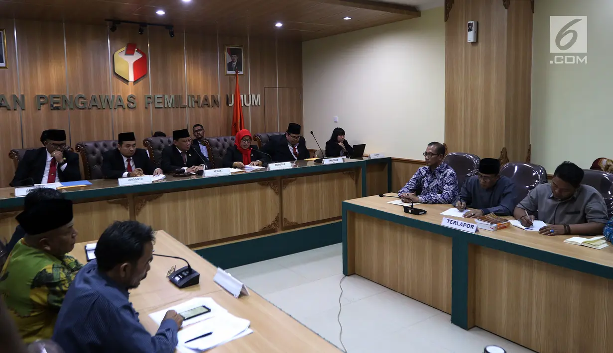 Suasana sidang Putusan Gugatan Oesman Sapta Odang terhadap KPU di Kantor Bawaslu, Jakarta, Rabu (9/1). Bawaslu memutuskan OSO harus mundur sebagai pengurus Partai Hanura jika kembali lolos sebagai anggota DPD periode 2019-2024. (Liputan6.com/Johan Tallo)