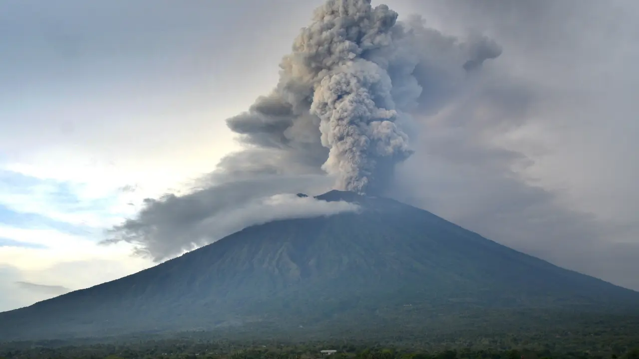 Asap Putih Tebal Membubung dari Perut Gunung Agung