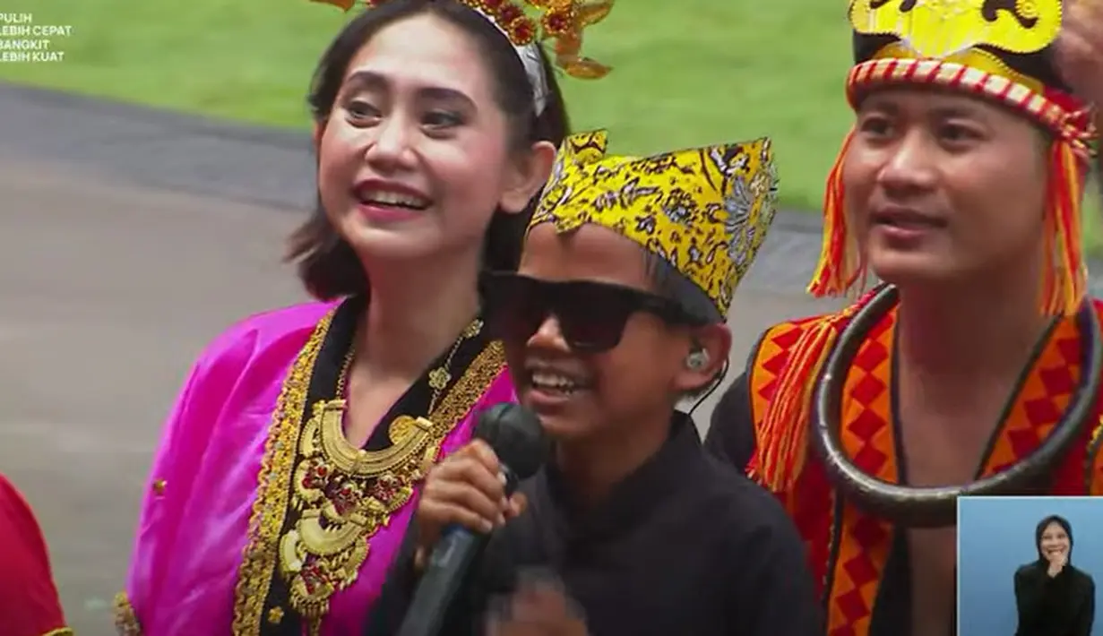 Bahkan tidak sedikit para tamu yang turut berjoget menemani Farel bernyanyi di halaman Istana Merdeka. (Tangkapan layar YouTube Sekretariat Presiden)