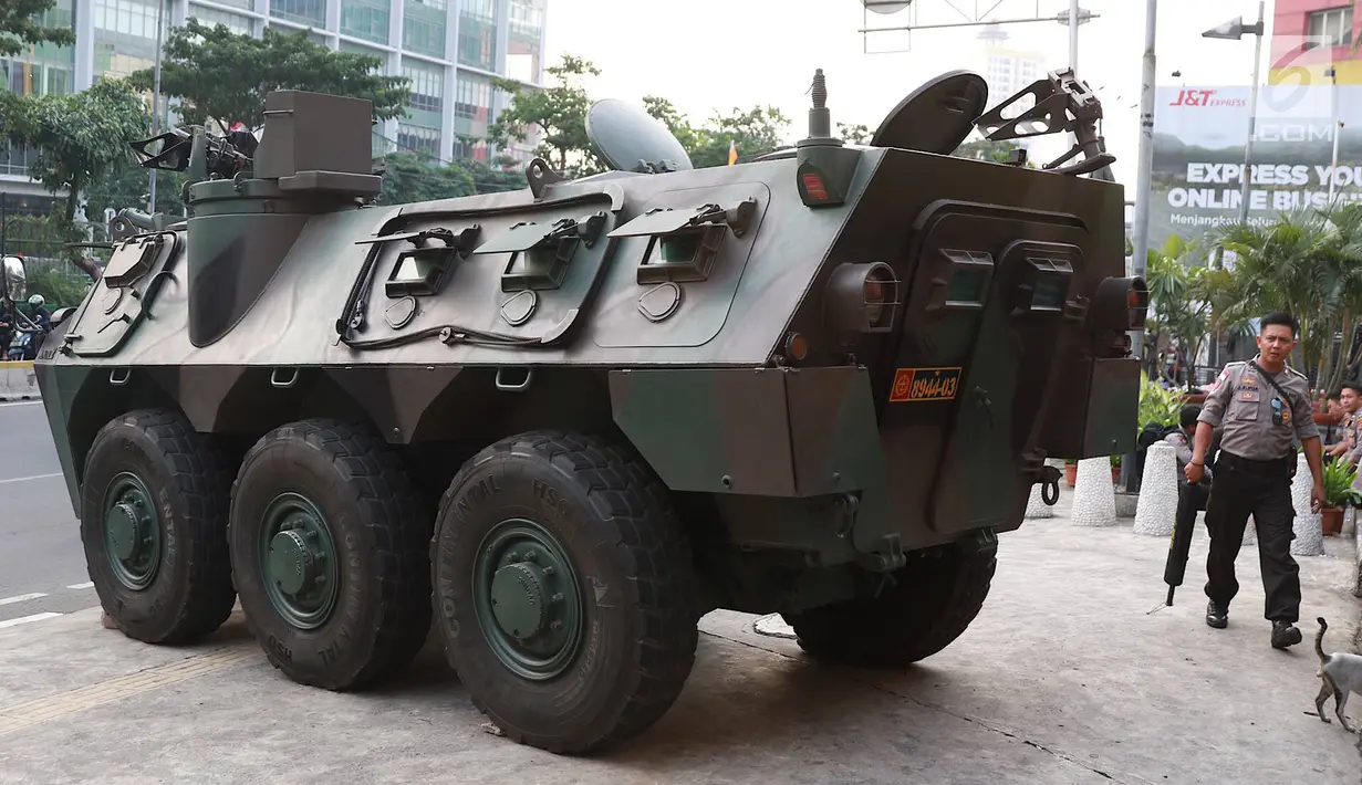 Panser Anoa terparkir di pusat perbelanjaan kawasan Glodok, Jakarta, Kamis (27/6/2019). TNI dan Polri mengamankan sejumlah pusat perbelanjaan di Jakarta guna mengantisipasi hal yang tidak diinginkan saat pembacaan putusan sidang sengketa Pilpres 2019. (Liputan6.com/Immanuel Antonius)